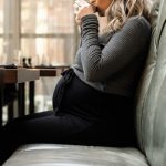 Femme enceinte et boisson chaude