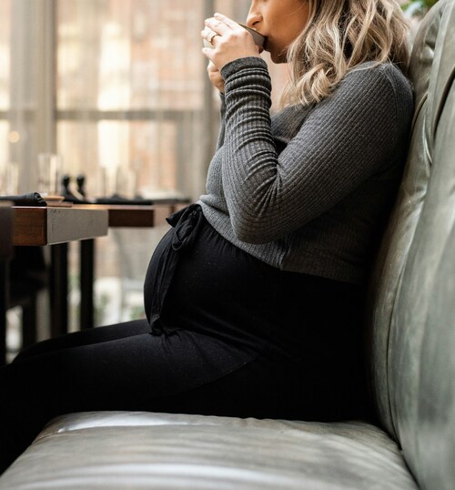 Femme enceinte et boisson chaude