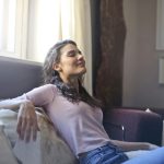 Jeune femme détendue