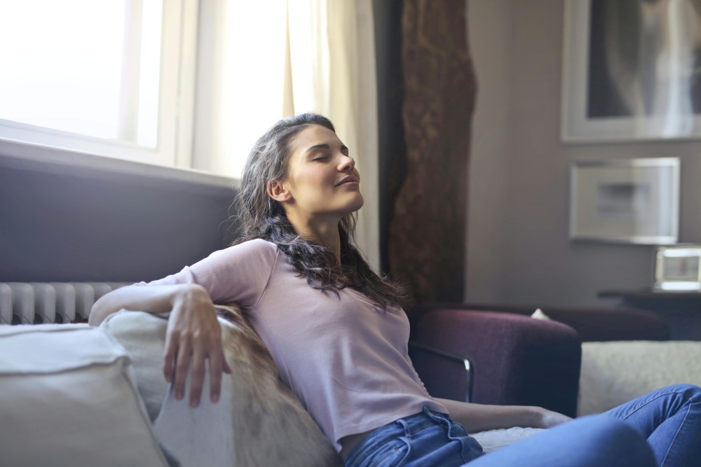 Jeune femme détendue